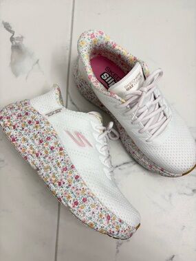 Skechers Hands Free Slip Ins Athletic Sneakers Women’s 7 White Floral 129476